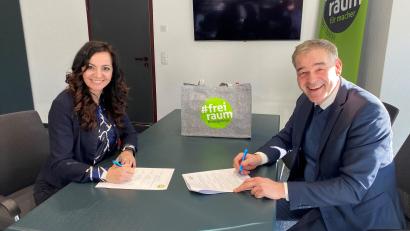 Bild: Landratsamt Wunsiedel/exb
Die Waldershofer Bürgermeisterin Margit Bayer bei der Unterzeichnung der Zweckvereinbarung mit Wunsiedels Landrat Peter Berek.