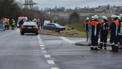 Bild: jr
Glück im Unglück hatte der Autofahrer, der nach dem Zusammenstoß mit einem Lastwagen im Straßengraben landete. Er wurde leichtverletzt.