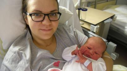 Bild: St- Anna-Krankenhaus/C. Haubner/exb
Mama Elina mit ihrer Tochter Emma, die im St.-Anna-Krankenhaus in Sulzbach-Rosenberg an Heiligabend zur Welt kam.