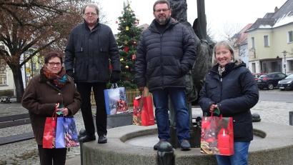 Bild: hm
Die VdK-Vorstandschaft überbrachte den älteren Mitgliedern sowie Menschen mit Behinderung Weihnachtspakete. Ortsvorsitzende Gerti Gradl sowie die Vorstandsmitglieder Johann Norgauer, Peter Liedtke und Kristina Meidinger-Schmidt (von links) machten sich dazu auf den Weg.