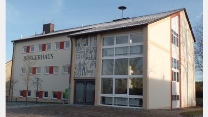 Bild: br
Die 60 Jahre alte Sirene auf dem Bürgerhause soll durch eine neue ersetzt werden. Der Bund und der Freistaat gewähren aus dem Sonderförderprogramm eine Zuwendung in Form eines Festbetrages von 10.800 Euro zu den veranschlagten Kosten von 12.000 Euro.