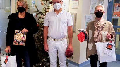 Bild: Klinikum/Uschold/exb
Susanne Hahn (links) und Brigitta Schöner (rechts) vom Förderverein Familiengesundheit Oberpfalz besuchten kurz vor Weihnachten die Patienten von Dr. Ludwig Fischer von Weikersthal (Mitte). Er ist Ärztlicher Leiter der Praxis für Hämatologie und Internistische Onkologie.