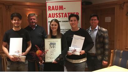 Bild:  Angela Leistl/xb
Innungsobermeister Reiner Weiß (rechts) und Georg Paulus (Zweiter von links) freuen sich über die Erfolge von Ahmad Hussaini (links), Jenifer Weiß und Tizian Weiß.