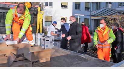Bild: stg
Am Krankenhaus wurde die Ladefläche des Bauhof-Fahrzeuges von gut 160 Flaschen Glühwein "befreit".