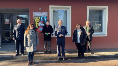 Bild: Büro Schieder 
Weihnachtsbesuch bei der Bereitschaftspolizei Nabburg. Auf dem Bild zu sehen sind (von links) Jürgen Pfaffenzeller, Rita Holzgartner, Peter Wein, Helmar Termer, Marianne Schieder und Armin Schärtl.