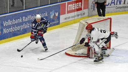 Archivbild: gb
Nick Latta (links, Szene aus der Partie gegen Passau) zeichnete sich beim 6:3-Erfolg der Blue Devils beim SC Riessersee als vierfacher Torschütze aus.