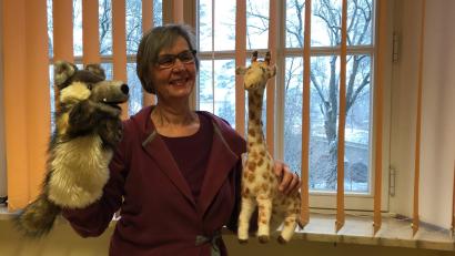 Bild: jzk
Referentin Theresia Kunz mit Wolf und Giraffe, den Symboltieren der gewaltfreien Kommunikation.