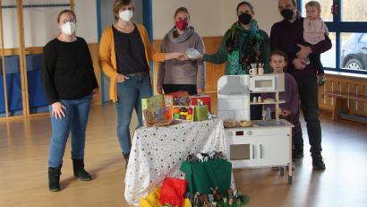 Bild: wro
Mit Spielzeug im Wert von 600 Euro überraschte der Förderverein des Kindergartens Sankt Josef die Tagesstätte in Fichtenschacht. 200 Euro stiftete Kathrin Sturm an den Verein. Im Bild (von links) Nadine Koller, Kathrin Sturm, Carolin Michl (stellvertretende Kindergarten-Leiterin), Iris und Markus Thoma mit ihren beiden Kindern Josefine und Frederike.