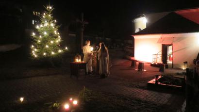 Bild: Christine Schwarz/exb
Stimmungsvoll und unter freiem Himmel: Die Weihnachtsandacht in Paulsdorf.