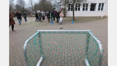 Bild: jzk
Beim „Schneeballschießen“ durfte jeder Schüler einer Klasse mit einem Fußball auf ein kleines Tor schießen. Bei 30 Treffern gab es eine Belohnung.