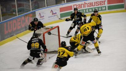 Bild: brü
Brenzlige Szene vor dem Tor des EA Schongau, letztlich kann die Gästeabwehr die Situation aber bereinigen: Der ERSC Amberg verlor die Partie am zweiten Weihnachtsfeiertag mit 1:5.