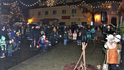 Bild: lg
Trotz des widrigen Wetters kamen an Heiligabend viele Teilnehmer zur ökumenischen Andacht auf den Oberviechtacher Marktplatz.