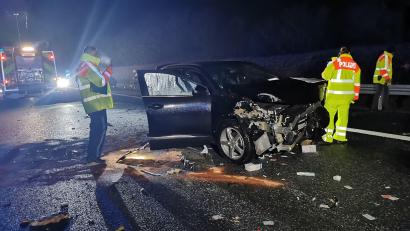 Bild: picture alliance/dpa/vifogra
Einsatzkräfte der Polizei stehen neben einem zerstörten Auto auf der A6. Bei Amberg waren auf einem Abschnitt von etwa einem Kilometer insgesamt 20 Autos in die Unfälle verwickelt, wie ein Polizeisprecher am Donnerstagabend sagte.