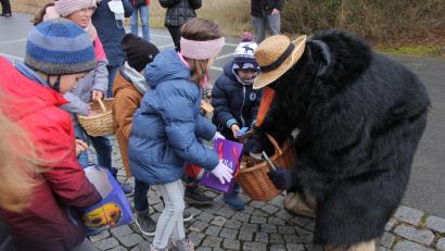 Bild: kro
Die Specht machte sich an die Kinder heran, um etwas Essbares zu ergattern.