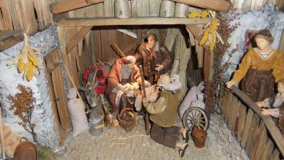 Bild: gm
Die Krippe stellt das Geschehen der Heiligen Nacht dar: Der Stall von Bethlehem mit Josef und Maria und dem Kind.
