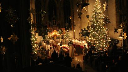 Bild: bph
Nach einer Einstimmung begann die Christmette mit der Ankunft des Jesuskindes. Von der Kirchenkrippen im Westchor zogen die Ministranten, Pfarrer Hannes Lorenz mit dem Kind auf dem Arm und begleitet von Pfarrvikar Pater Alfred Lindner im Kerzenschein zum Hauptalter.