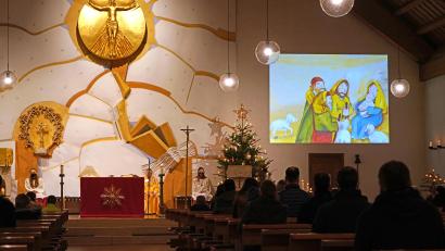 Bild: fvo
Das Krippenspiel in der Kinderchristmette in der Pfarrkirche St. Sebastian wird per Beamer gezeigt.