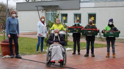 Bild: Mittelschule Waldsassen/exb
Bei der Geschenkübergabe dabei waren (von links) Heimleiter Bernhard Riedl, Betreuungskraft Kathrin Dietz, Heimbeiratsvorsitzende Anneliese Bauer sowie Schüler aus der Klasse 6GTKa.