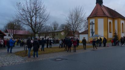 Bild: hme
St. Barbara und der Dorfplatz bildeten die Kulisse für den Gottesdienst am Heiligen Abend.