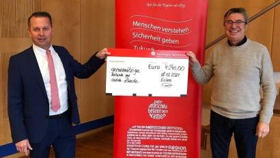 Bild: Sparkasse ESB-NEW-VOH/exb
Vorstandchef Gerhard Hösl (links) überreicht einen Scheck an Bürgermeister Reiner Gäbl.