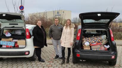 Bild: ads
Bescherung für fast 100 Kinder und Jugendliche: Katja und Jörg Scherbel (links) übergeben die Geschenke an Ramona Eisele von der ambulanten Jugendhilfe Soziales Netzwerk Ostbayern (SoNet).