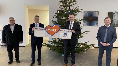 Bild: Volksbank Raiffeisenbank Nordoberpfalz/exb
Bei der Übergabe des symbolischen Schecks in Höhe von 13 000 Euro waren (von links) Herbert Gmeiner, Bürgermeister Franz Stahl, Bürgermeister Franz Schöner und Regionalmarktleiter Helmut Wolfrum dabei