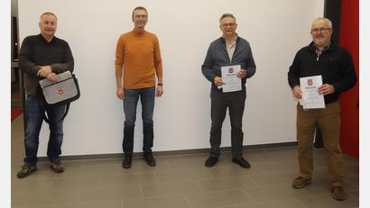 Bild: mfh
Bürgermeister kamen und gingen, aber drei Jubilare sind seit 25 Jahren im Gemeinderat geblieben: (von links) Christian Sperber, Bürgermeister Peter Achatzi, Wolfgang Rattai und Herbert Pilhofer nach der Ehrung.