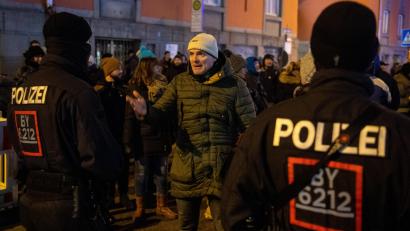 Symbolbild: Lennart Preiss
Die Querdenker-Szene fühlt sich derzeit der Polizei überlegen.