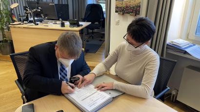 Bild: jus
An Gesches Seite arbeitet Assistentin Manuela Bleyer.