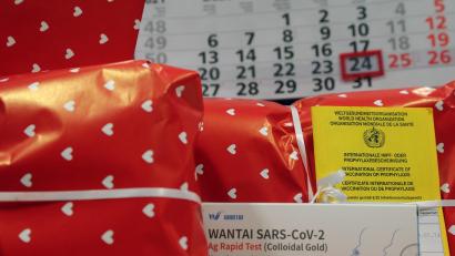Bild: Wolfgang Steinbacher
Weihnachten 2021: Wegen der Pandemie liegen vielerorts bei Geburtstagskindern, die an Heiligabend ein Jahr älter werden, nicht nur Geschenke unter dem Christbaum. Auch Impfnachweis und Schnelltest sind bisweilen gefragt.