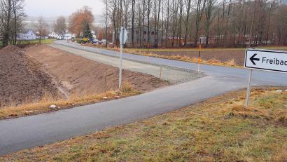Bild: bsc
Bis auf die Tragschicht ist das fehlende Teilstück des Geh- und Radwegs vom Friedenfelser Ortskern zum Freibad fertiggestellt. Im Zuge von Straßenausbesserungen im Frühjahr soll die endgültige Fertigstellung erfolgen.