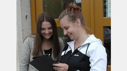 Archivbild: ld
Jugendbürgermeisterin Lilli Glowka (links) und Jugendbeauftragte Maria König bei der Besprechung des Ferienprogramms. Die beiden überbrachten für die letzte Gemeinderatssitzung des Jahres schriftlich ihr Resümee für 2021.