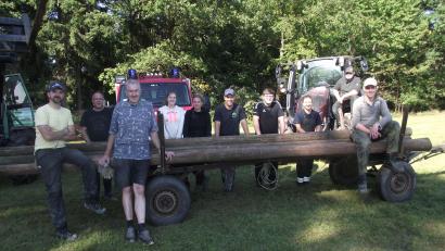 Bild: ror
Die Muglhofer Feuerwehr brachte auf dem Sportplatz neue Zaunpfosten an. Hier waren vor allem die Jugendlichen besonders aktiv.