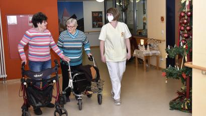 Bild: Petra Hartl
Maria Kastner, Rosa Hohl und Schwester Irina auf dem Weg zum Weihnachts-Plausch.