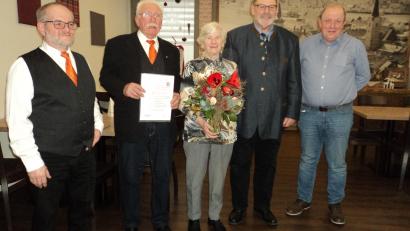 Bild: ksi
Vorstandsmitglied Peter Pichl (links) ehrte Katharina Ziereis (Dritte von links) und Siegmund Kochherr (Zweiter von links). Verbandsvorsitzender Hans Seemann und Chorleiter Michael Koch (von rechts) gratulierten.