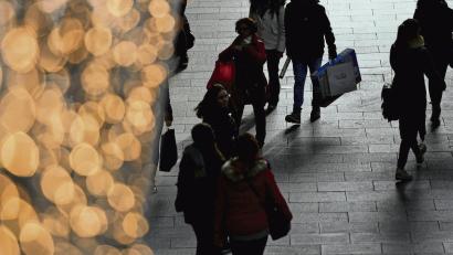 Symbolbild:  Maurizio Gambarini/dpa
Viele Beschenkte bringen nach dem Fest unliebsame Präsente zurück ins Geschäft.