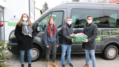 Bild: exb
Die JU-Mitglieder übergaben die Plätzchen.