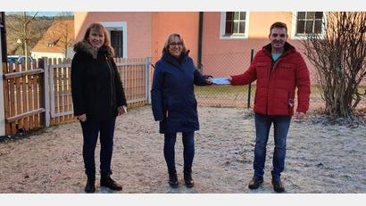 Bild: dir
Bürgermeisterin Brigitte Bachmann und Gemeinderat Elmar Halk überreichten Susanne Hammer (Mitte) 222 Euro aus der Nikolausaktion für den Kindergarten Schwend.