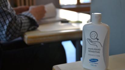 Symbolbild: tk
Mit Desinfektionsmittel wollten zwei junge Frauen aus Amberg den großen Reibach machen.