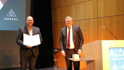 Bild: ass
Stadtrat Helmut Weigl (links) empfing aus den Händen von Oberbürgermeister Michael Cerny die Kommunale Dankurkunde des bayerischen Innenministers.