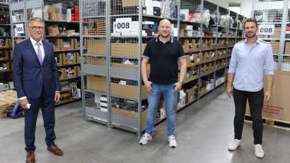 Bild: Stadt Tirschenreuth/exb
Bürgermeister Franz Stahl mit den Logentu-Geschäftsführern Mathias Zintl und Daniel Müller (von links).