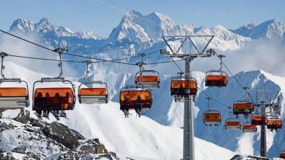 Bild: Karl-Josef Hildenbrand/dpa
In Pandemie-Zeiten sollte rund um die Skilifte besonders viel Rücksicht genommen werden.