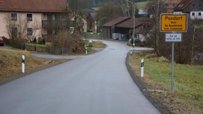 Bild: jr
Der Ausbau der Gemeindeverbindungsstraße nach Poxdorf mit Erneuerung der Ortsdurchfahrt kostete die Marktgemeinde Bad Neualbenreuth insgesamt 1,54 Millionen Euro, der Eigenanteil lag bei einer halben Million Euro.