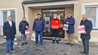 Bild: BRK Tirschenreuth/exb
Die Politikerabordnung übergab an BRK-Geschäftsführer Holger Schedl und Rettungsdienstleiter Klaus Dvorak (Dritter und Vierter von links) Geschenke für die BRK-Mitarbeiter.