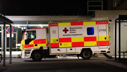 Symbolbild: Nicolas Armer/dpa
Ein BRK-Intensivtransport, aber keine Einsatzkräfte. Wenn in bestimmten Bereichen, wie etwa dem Rettungsdienst, zu viele Leute wegen Corona in Quarantäne müssen, kann das zu großen Problemen für die Öffentlichkeit führen.