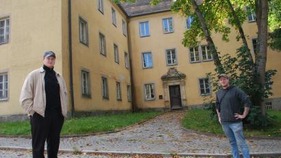 Bild: tss
Der Verein "Schaltlücke" hat mit dem Alten Amtsgericht neben der Friedrichsburg einiges vor. Florian Mittelmeier (rechts) und Jakob Müller sind zuversichtlich, dass die Pläne umgesetzt werden können.