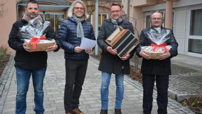 Bild: jr
Die Stadtratsfraktion der Wählergemeinschaft „Zukunft Stadt Mitterteich“ bereitete Bewohnern und Pflegekräften des Phönix-Seniorenhauses an Heiligabend eine weihnachtliche Überraschung. Im Bild (von links) Matthias Gradl, Wolfgang Karbstein, Reiner Artmann und Heribert Hegen.