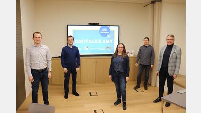 Bild: Stadt Tirschenreuth/exb
Die neue Auszeichnung „Digitales Amt“ hat die Stadt Tirschenreuth bekommen. Die Plakette wurde vom Bayerischen Staatsministerium für Digitales natürlich digital übermittelt. Im Bild Erster Bürgermeister Franz Stahl (rechts) und Geschäftsleiter Markus Bergauer (Zweiter von rechts) mit den Digitallotsen Nico Wiesend, Nina Blei und Christian Pößl (von links) vor der Digital-Plakette.
