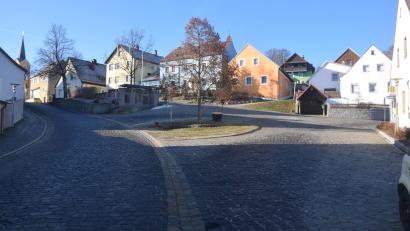 Bild: fz
Der Leuchtenberger Buswendeplatz trägt jetzt den klangvolleren Namen "Grünsfelder Platz"..