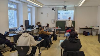 Bild: Peter Messbauer/exb
Ein Workshop mit Said Rezek, ein Blogger und Journalist, zum Thema "Bloggen gegen Rassismus". Die Veranstaltung fand in der IPad-Klasse statt. Eingeladen wurde Rezek von der Organisation "Arbeit und Leben" in Weiden.